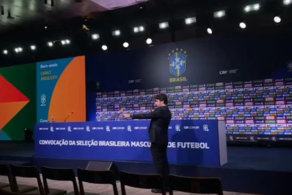Imagem colorida de estrutura montada para apresentação do técnico Carlo Ancelotti - Metrópoles