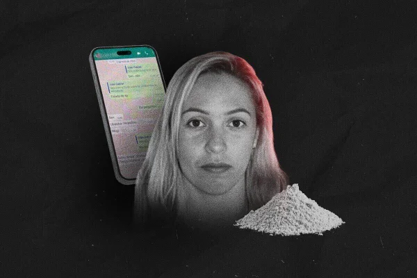 Imagem preto e branco de mulher branca, loira, de cabelos longos abaixo do ombro. Ao lado dela, celular com zap aberto e pequena porção de cocaína - Metrópoles