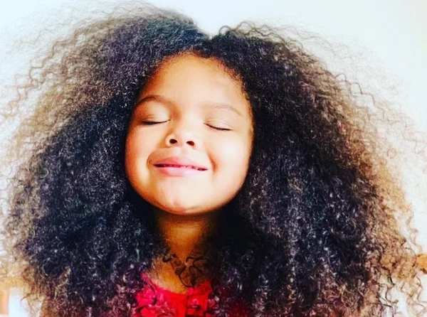 menina com cabelo crespo