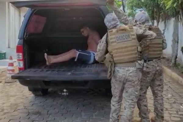 policiais prendendo suspeito