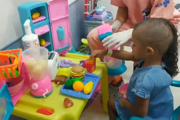 Menina Pérola tem alta após cair e bater cabeça em creche no Rio de Janeiro