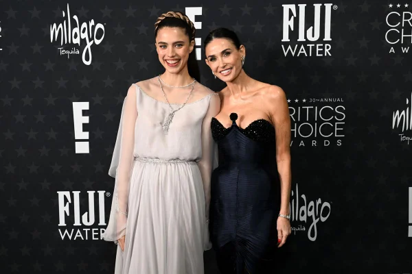 Margaret Qualley e Demi Moore no Critics' Choice Awards 2025 - Metrópoles