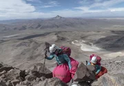 Mulheres indígenas aimarás conhecidas como "Cholitas Escaladoras Maya" escalam o Nevado Sajama, pico nevado mais alto da Bolívia Mulheres indígenas aimarás conhecidas como "Cholitas Escaladoras Maya" escalam o Nevado Sajama, pico nevado mais alto da Bolívia