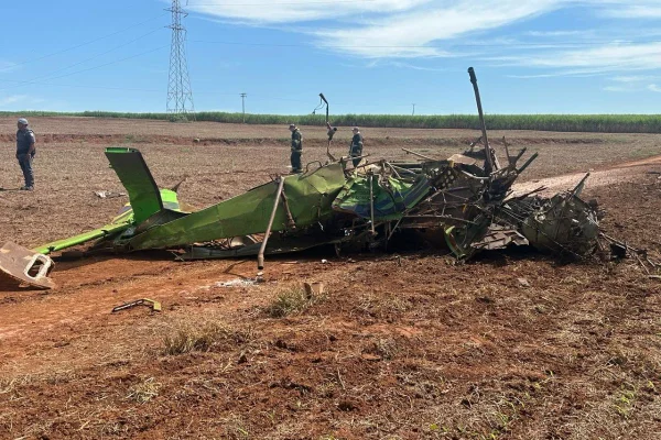 Avião ficou destruído após queda no interior de SP. Veja imagens