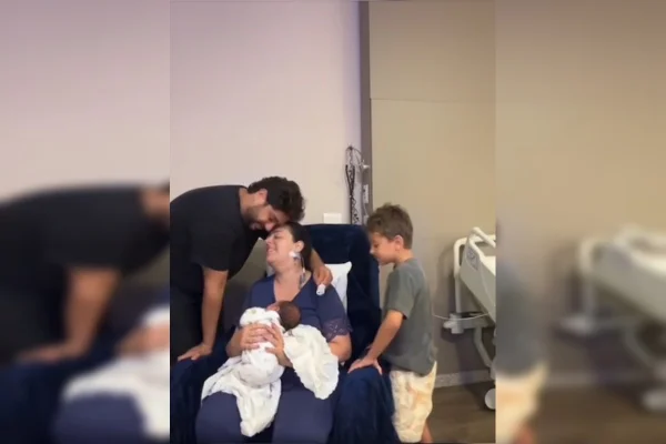 Mulher segurando criança no colo