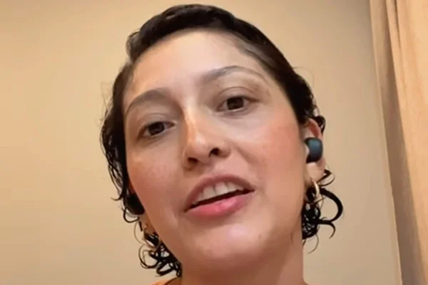 Imagem colorida de Kate Reyes, fisioterapeuta que trata câncer de mama - Metrópoles