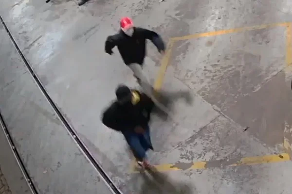 Depois de concluir o assalto, os dois saem correndo Depois de concluir o assalto, os dois saem correndo