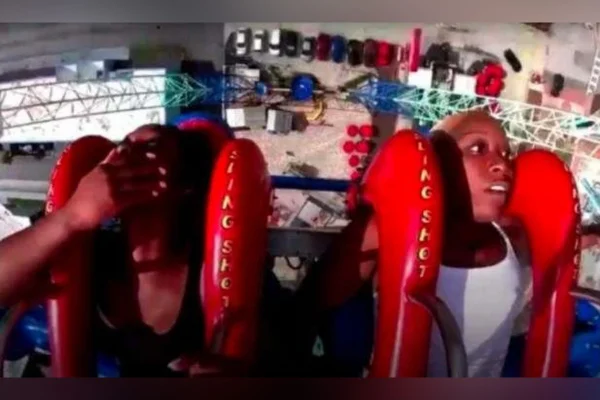 Vídeo: peruca de mulher escapa em brinquedo de parque de diversões