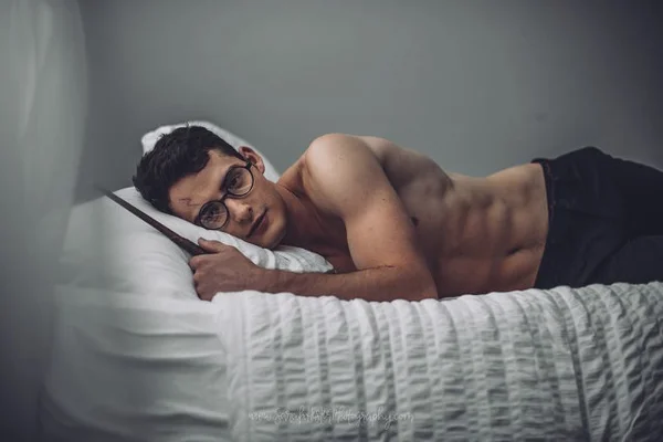 Ensaio mostra uma versão adulta e bem sensual de Harry Potter