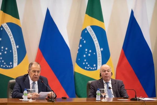 Imagem colorida mostra Sergey Lavrov, chanceler da Rússia, e Mauro Vieira, ministro das Relações Exteriores do Brasil - Metrópoles