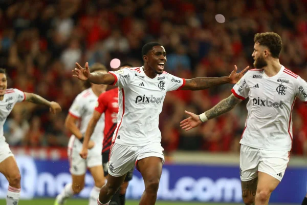 Flamengo empata no fim com o Athletico-PR e Majestoso acaba em 2 x 2