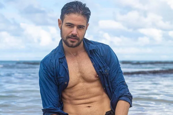 Foto colorida do modelo trans Bernardo Rabello - Metrópoles