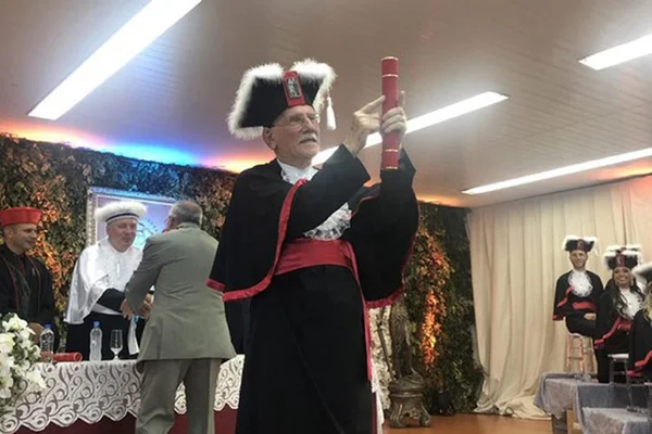 Idoso se forma em Direito aos 94 anos, após a morte da esposa