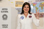 A candidata ao Senado por São Paulo fez o "V" da vitória após votar A candidata ao Senado por São Paulo fez o "V" da vitória após votar