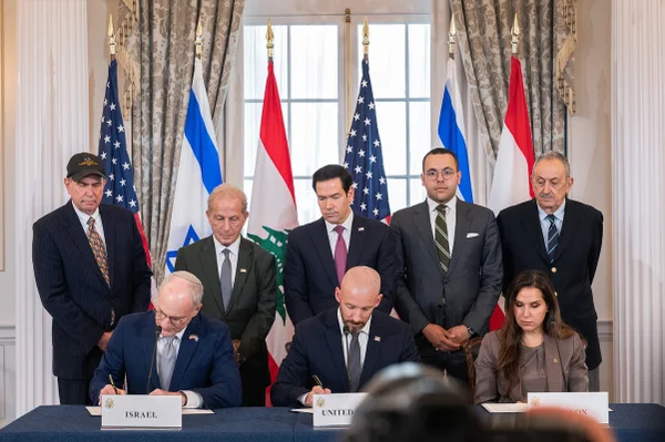 Imagem colorida mostra assinatura de acordo entre EUA, Israel e Líbano - Metrópoles