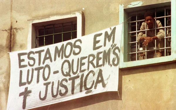 Filha de vítima do Carandiru vai à Justiça pela memória do pai