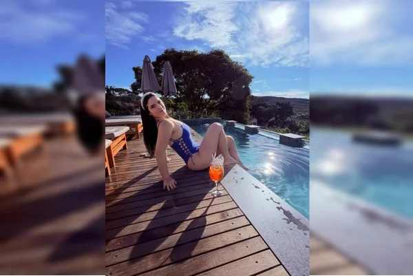 mulher na beira da piscina