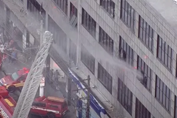 Imagem colorida de bombeiros em prédio do Brás. Metrópoles