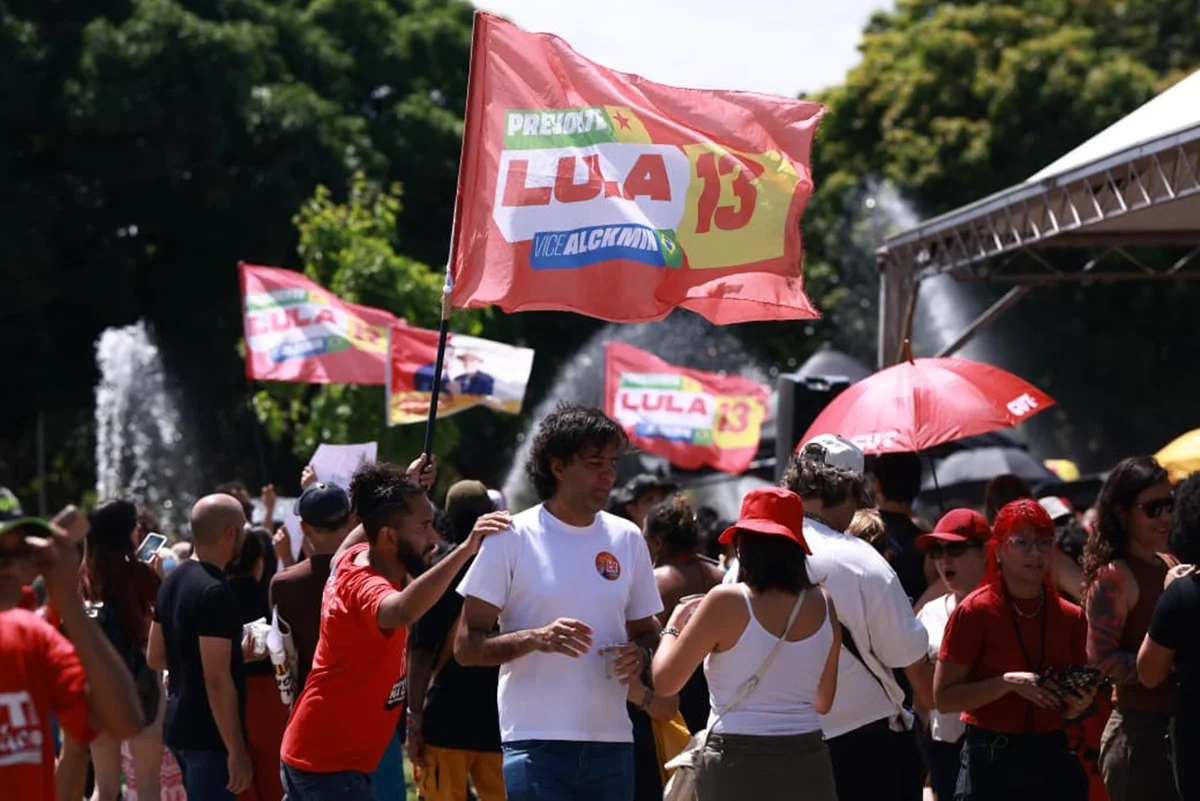 Durante o ato, foram vistas bandeiras e panfletos dos candidatos Leandro Grass e Lula, que busca a reeleição à Presidência da República Durante o ato, foram vistas bandeiras e panfletos dos candidatos Leandro Grass e Lula, que busca a reeleição à Presidência da República