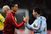 Lionel Messi e Cristiano Ronaldo se cumprimentam Lionel Messi e Cristiano Ronaldo se cumprimentam