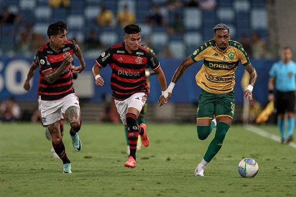 Imagem colorida do jogo entre Cuiabá e Flamengo - Metrópoles