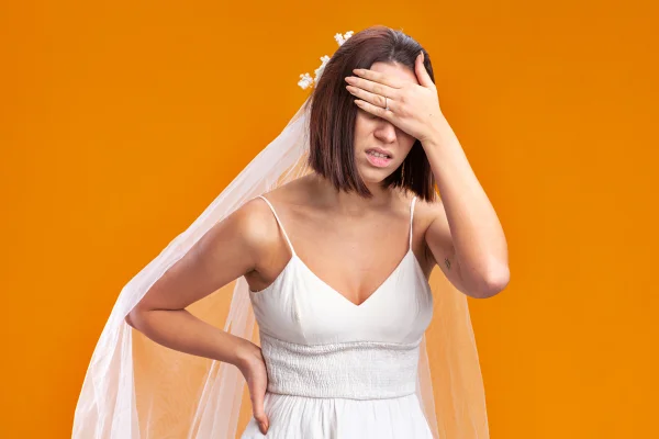 Foto colorida de noiva com expressão de frustração