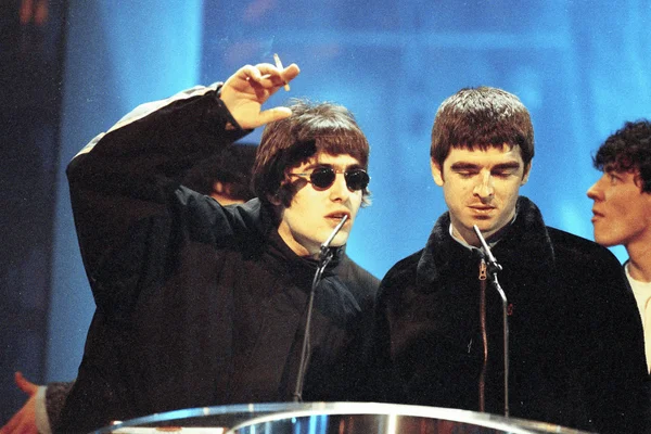 foto com cor. banda oasis - metrópoles