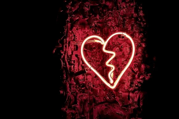 Imagem mostra coração partido feito de neon - Metrópoles