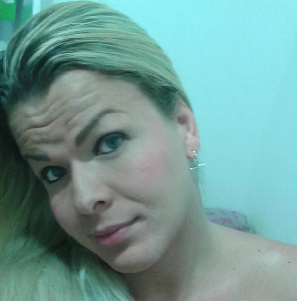 Travesti furtada por cliente em motel se vinga postando fotos na web