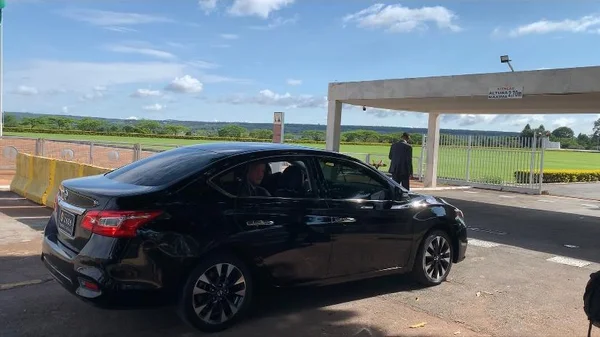 Antes de evento militar, Bolsonaro recebe senadores do PL no Alvorada