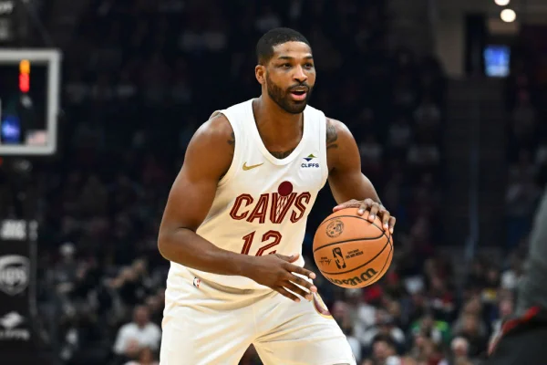 imagem mostra o jogador da NBA Tristan Thompson em quadra com a camisa do Cleveland Cavaliers