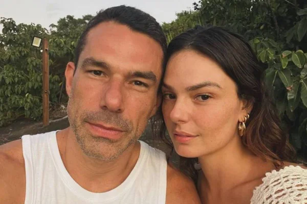 Foto colorida de Marcus Buaiz e Isis Valverde - Metrópoles