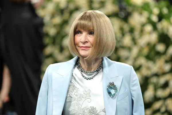 Foto com cor. Anna Wintour no Met Gala 2025 - Metrópoles