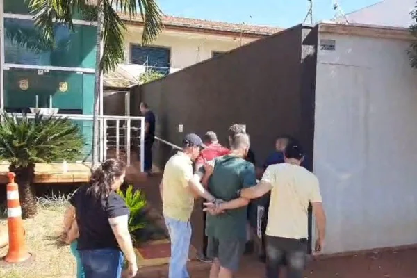 Imagem colorida mostra suspeitos de aplicar golpes no interior de São Paulo sendo presos pela Polícia - Metrópoles