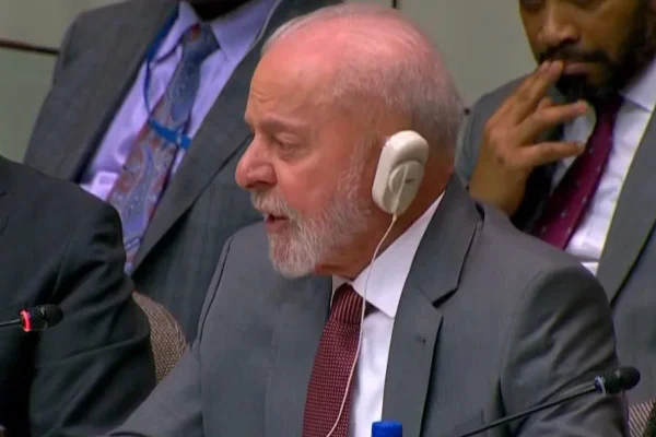 Imagem colorida do presidente Lula em discurso na ONU com acessório de ouvido para tradução - Metrópoles