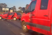 A lataria do carro ficou toda amassada com a batida