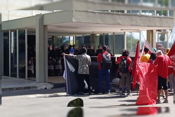 Manifestantes tentam ocupar ministério e PM reage com spray de pimenta