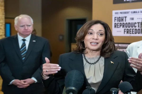 Imagem colorida de Kamala Harris e Tim Walz - Metrópoles