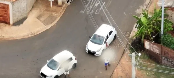 Imagem colorida mostra duas viaturas da Polícia Militar (PM) vistas do alto em perseguição a bandidos em São Paulo - Metrópoles