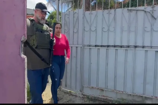 Veja momento em que “Dama do Tráfico”, mulher de chefão do CV, é presa