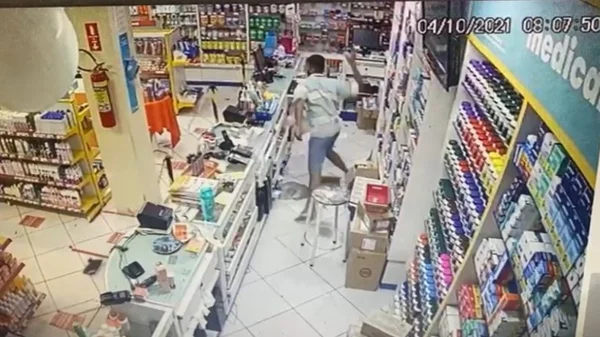 Assaltante quebra caixa ao perceber que há pouco dinheiro