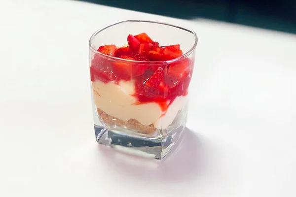 Cozinha de Solteiro: prepare um creme patissiere, morangos e crumble