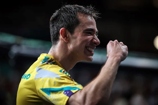 Imagem colorida de Hugo Calderano comemorando. Metrópoles