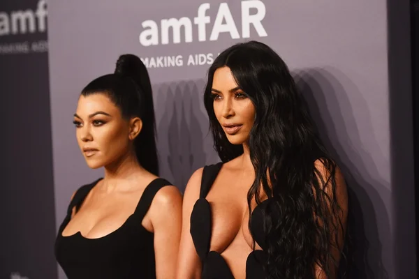 Kim Kardashian acusa a irmã Kourtney de roubar seu estilo