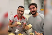 Cleitinho Azevedo e Gabriel Azevedo comendo pão Cleitinho Azevedo e Gabriel Azevedo comendo pão