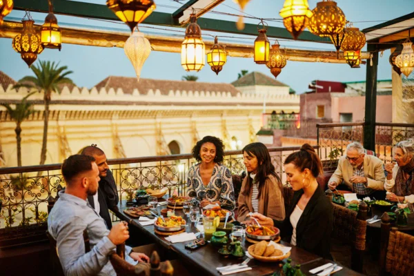 Imagem colorida de pessoas em restaurante