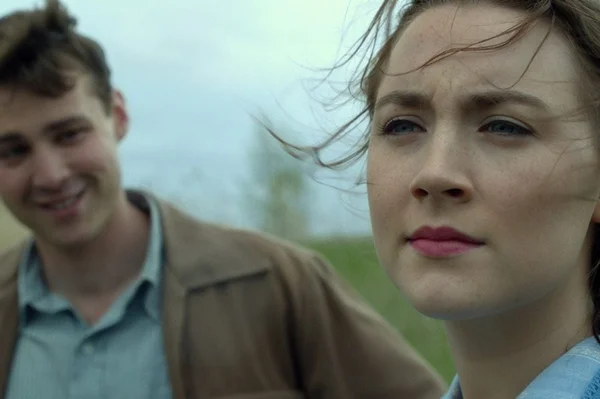 “Brooklin” é um bonito romance de formação sobre uma jovem imigrante nos anos 1950