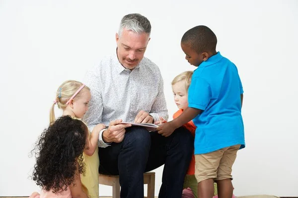 Na Alemanha, cada vez mais homens trabalham como educadores infantis