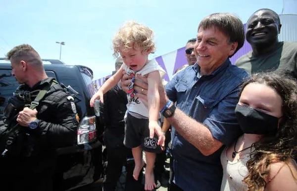 Sem máscara, Bolsonaro vai a Bento Ribeiro e interage com moradores