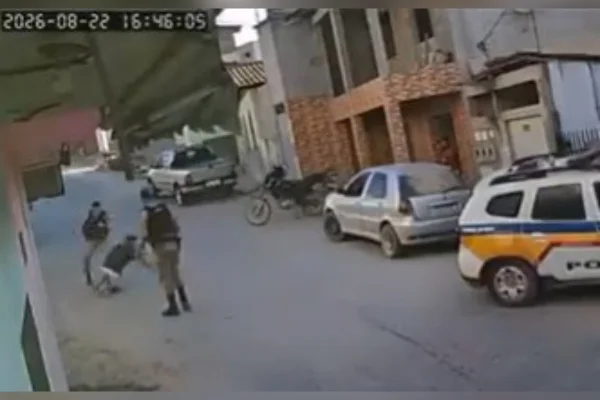 magens mostram o momento em que o jovem de 17 anos empina a motocicleta, bate contra uma viatura e tenta fugir, nesse sábado (22/8), em Caraí, no Vale do Jequitinhonha